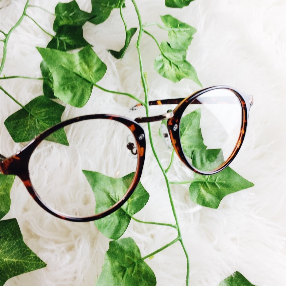 [[Tortoise Glasses]] Clear Non-Prescription - Picture 3 of 8